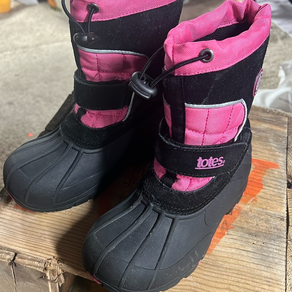 Size 12 girls Totes winter/snow boot Black suede upper. Toggle top Exc condition